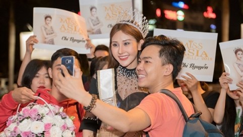 Hoa hậu Châu Á Thế giới 2018 Chi Nguyễn rạng rỡ ngày về nước