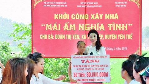 Hoa hậu doanh nhân thành đạt Vũ Thúy Nga xây nhà tình nghĩa tại Bắc Giang