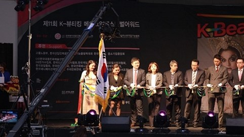 Hoa hậu doanh nhân Xuân Hương được mời cắt băng và ngồi ghế giám khảo chấm thi nghề làm đẹp Hàn Quốc