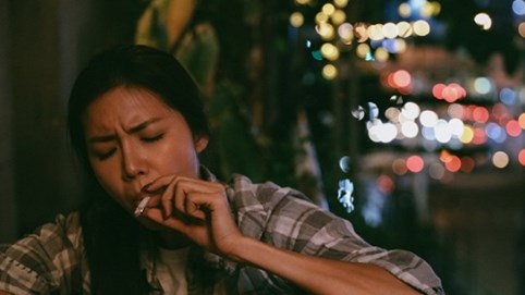 “Hoa hậu giang hồ” Minh Tú gây choáng khi phì phèo hút thuốc