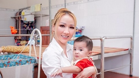 Hoa hậu Hoàng Hải My miệt mài với hành trình từ thiện tại quê nhà