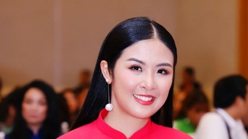 Hoa hậu Ngọc Hân ngồi 