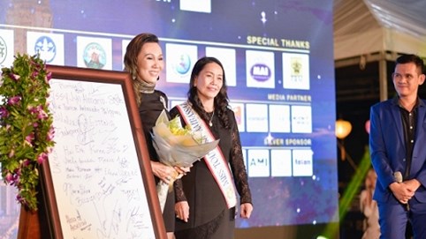 Hoa hậu Nhân ái Đỗ Lan chi 180 triệu đồng mua vật phẩm đấu giá từ thiện