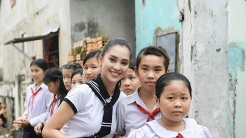 Hoa hậu Tiểu Vy, Á hậu Hoàng My: 2 ngày đêm trên biển ra đảo xa tặng sách