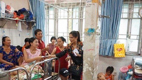 Hoa khôi Hương Hoàng: Người đẹp Việt đầy tâm huyết với hoạt động thiện nguyện