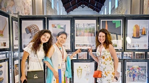 Họa sĩ Nguyễn Thu Thủy nhận cúp Bạc giải thưởng Thiết kế quốc tế tại Italy