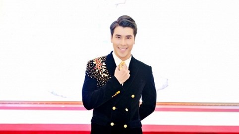 Hoàng Phi Kha điển trai lẻ bóng đi sự kiện