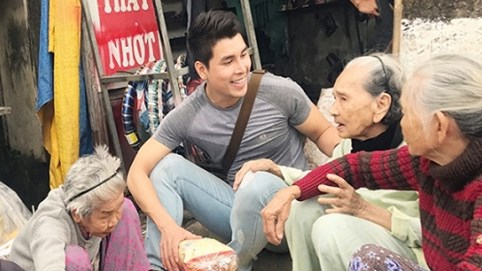 Hoàng Phi Kha về miền Trung làm từ thiện