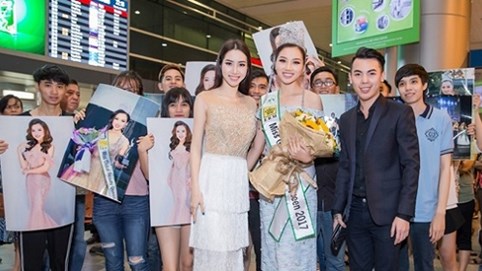 Hoàng Thu Thảo rạng rỡ bên vòng tay người hâm mộ ngày trở về