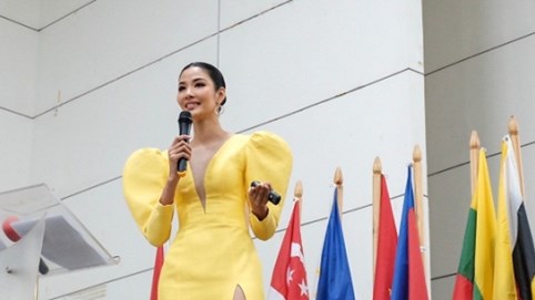 Hoàng Thuỳ tự tin diễn thuyết bằng tiếng Anh tại Philippines