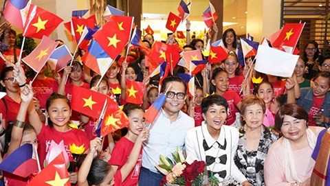 Học sinh Philippines vẫy cờ Việt Nam đón H'Hen Niê
