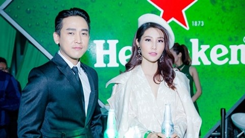 Hứa Vĩ Văn thân thiết cùng 