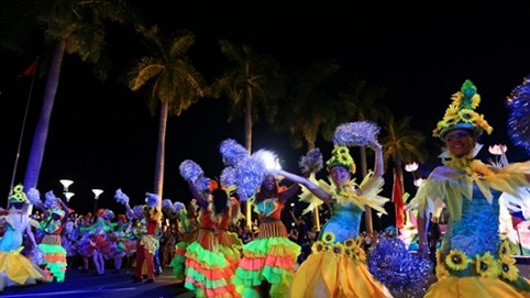 Khán giả tưng bừng “khiêu vũ” cùng nghệ sỹ tại Carnival đường phố DIFF2019