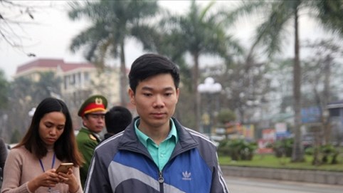 Bị cáo, bác sỹ Hoàng Công Lương xuất hiện mệt mỏi tại tòa