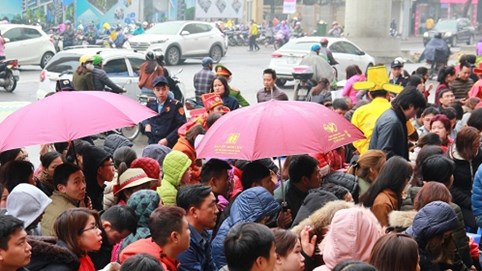 Người dân đội mưa xếp hàng mua vàng cầu 