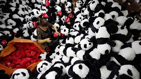 iPhone, đồ chơi, giày dép có thể đắt hơn vì đợt tăng thuế mới của Trump