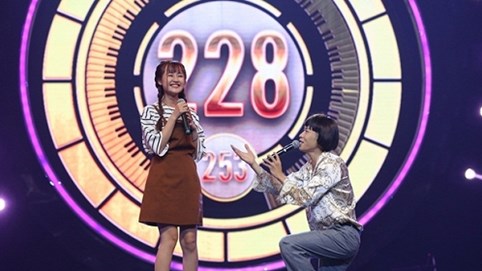 Kay Trần hóa trang quê mùa, hát hit “Cô gái mét 52” giành giải nhất tuần