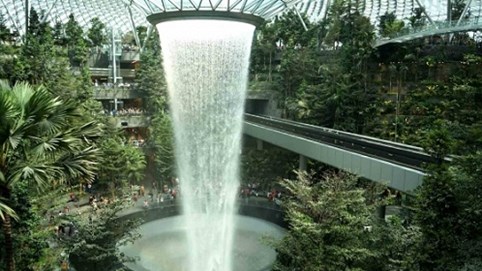 Khám phá thác nước trong nhà cao nhất thế giới