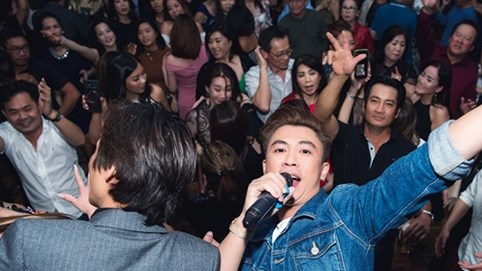 Khán giả Úc nhất quyết không ra về, đòi Hồ Việt Trung hát đến 20 ca khúc vì lý do này