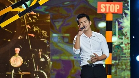 Khoe giọng khỏe, Mai Quốc Việt tiến vào chung kết 