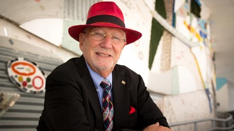 Không phải Jeff Bezos hay Bill Gates, đây mới là vị tỷ phú hạnh phúc nhất thế giới