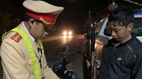 Kiểm tra nồng độ cồn, phát hiện người đàn ông mang súng tự chế và 100 viên đạn