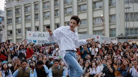 Phố đi bộ Nguyễn Huệ “vỡ trận” trước sự xuất hiện của Kim Samuel