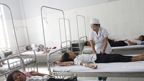 Kon Tum: 84 học sinh nhập viện nghi do ăn đồ từ thiện?