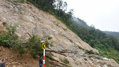 Kon Tum: Mưa lớn kéo dài, nhiều tuyến đường sạt lở nghiêm trọng