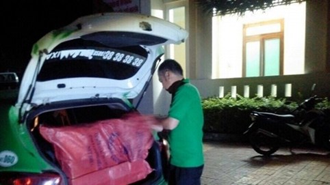 Kon Tum: Trạm CSGT Ngọc Hồi bắt giữ xe taxi của hãng Mai Linh chở pháo lậu