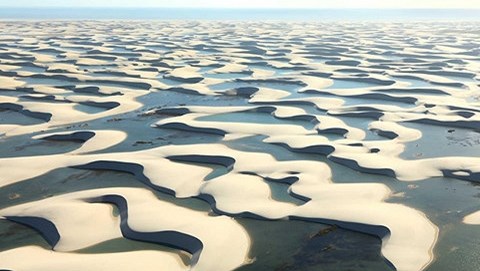 Kỳ lạ nghìn hồ nước xếp chi chít giữa sa mạc bước ra từ vũ trụ Marvel