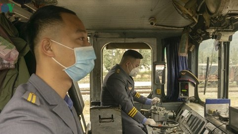 Lầm lũi những chuyến tàu hàng xuyên biên giới Việt-Trung giữa mùa dịch