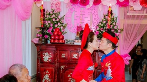 Lâm Vũ khoá môi bạn gái trong lễ đính hôn