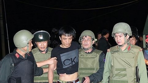 Lính hình sự kể khoảnh khắc khó quên nhất khi vây bắt tội phạm cố thủ trong ô tô