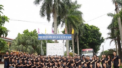 Lộc Sơn Hà mang Trung thu yêu thương đến cho người già neo đơn và trẻ em mồ côi