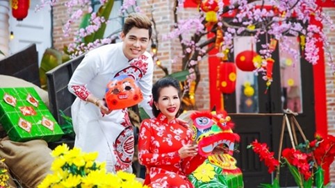 Lưu Chí Vỹ dạo phố xuân cùng Hoa hậu Lê Thanh Thúy