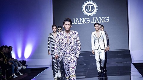 Lý Bình tự tin sải bước trên sàn diễn cùng dàn mẫu nam nổi tiếng