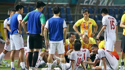 Lý do các cầu thủ thường súc miệng giữa trận đấu