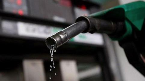 Vì sao giá xăng chỉ giảm 3%?