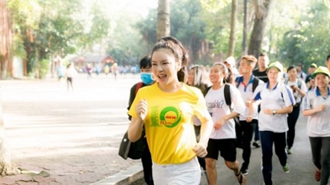 Lý Nhã Kỳ chạy bộ vì bệnh nhi ung thư