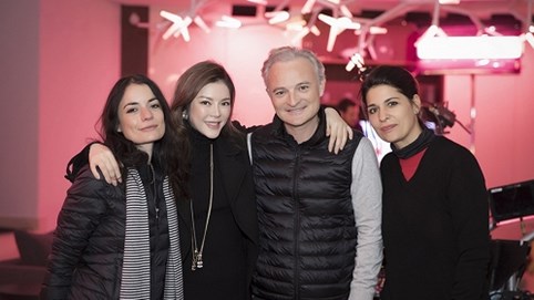 Lý Nhã Kỳ đến làm việc tại phim trường Angel’s Face