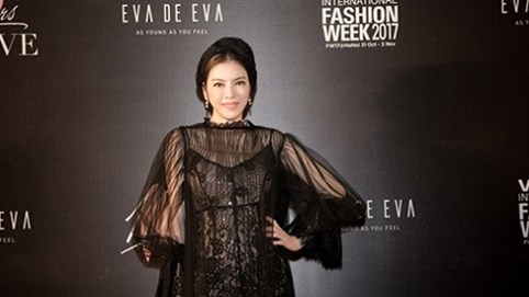 Lý Nhã Kỳ diện váy ren xuyên thấu đốt nóng Tuần lễ thời trang quốc tế Việt Nam