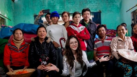 Lý Nhã Kỳ mang ủng lội bùn đi làm từ thiện tại Đắk Lắk