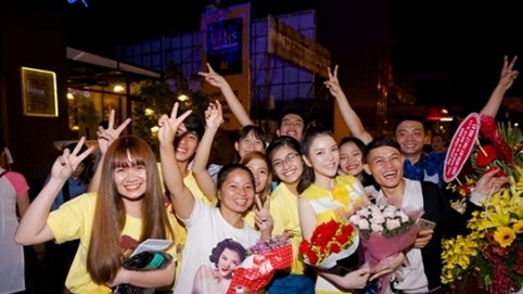 Lý Nhã Kỳ rủ fan đi 