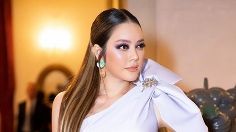 Lý Nhã Kỳ sexy dự tiệc mừng của đoàn phim 