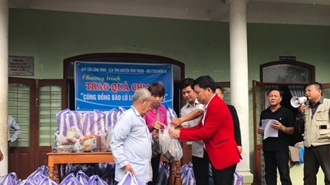 Michael Lang về Quảng Nam cứu trợ đồng bào vùng lũ