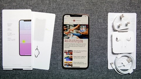 Video: Mở hộp iPhone XS Max đầu tiên tại Việt Nam