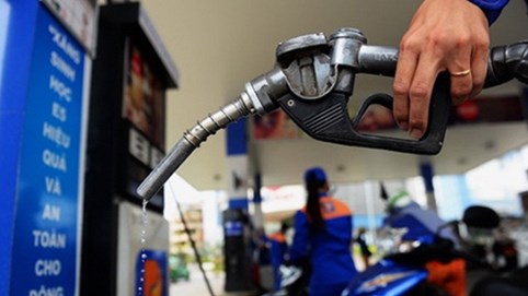Giá xăng giảm mạnh hơn 1.000 đồng/lít từ 15h chiều nay