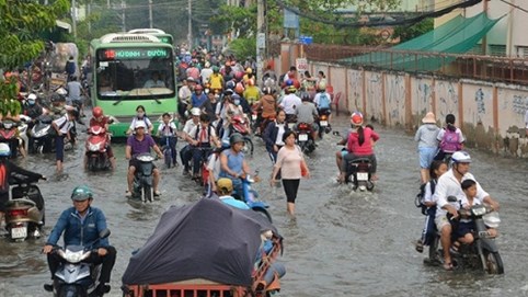 Năm nguyên tắc cần nhớ khi lái xe qua vùng ngập nước