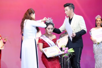 Nam Phong sang Singapore trao giải Hoa hậu Tài năng